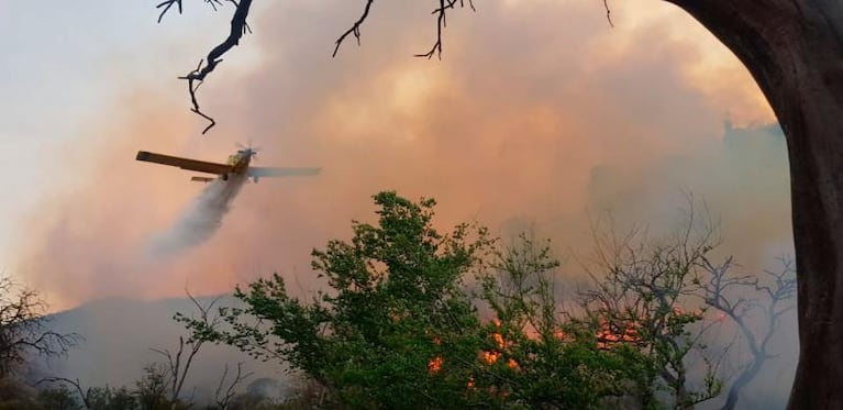 Impactante: el miedo de una mamá y su hijo mientras el fuego se acerca a su casa