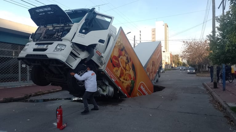 Impactante: el video del camión tragado por la calle en Río Cuarto