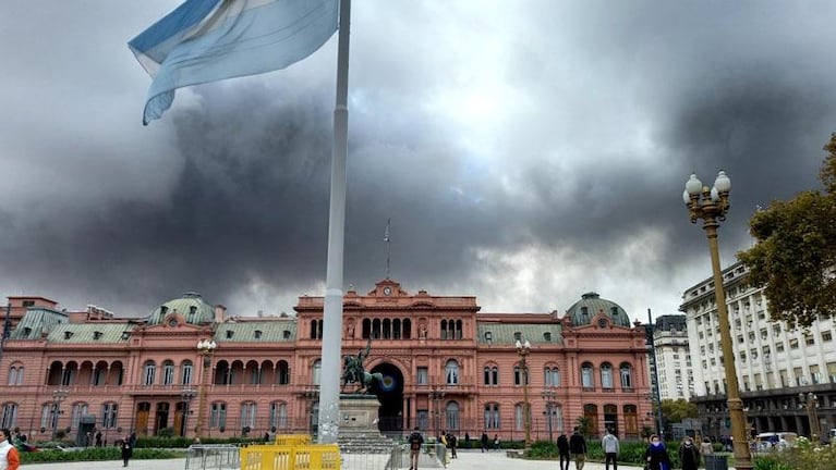 Impactante incendio en un depósito de Buenos Aires: el humo llegó hasta Casa Rosada