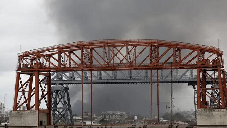 Impactante incendio en un depósito de Buenos Aires: el humo llegó hasta Casa Rosada