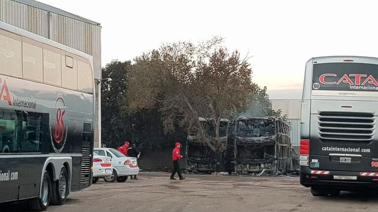 Impactante incendio en un depósito de colectivos de larga distancia