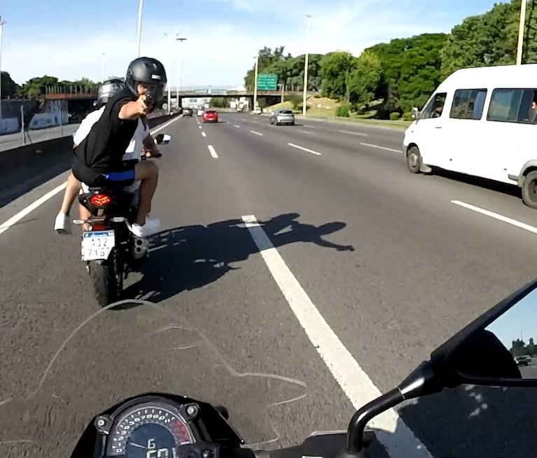 Impactante robo en vivo: emboscaron a punta de pistola a un motociclista en plena autopista