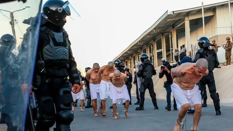 Impactante traslado de 2 mil pandilleros de El Salvador a la cárcel más grande de América
