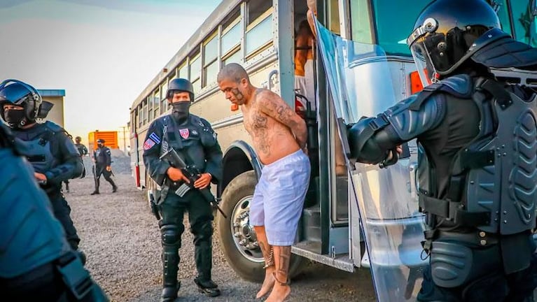 Impactante traslado de 2 mil pandilleros de El Salvador a la cárcel más grande de América
