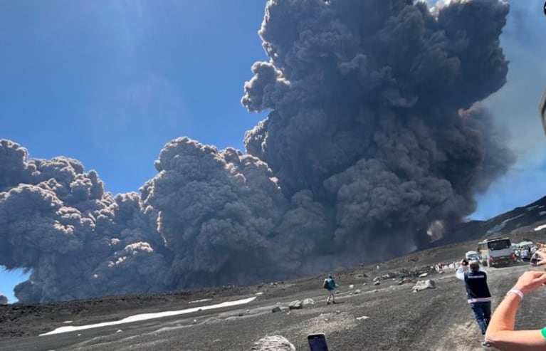 Impactante video de la erupción del volcán Etna que generó una tremenda nube de cenizas y gas