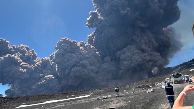 Impactante video de la erupción del volcán Etna que generó una tremenda nube de cenizas y gas
