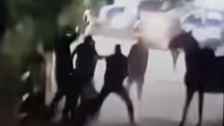 Impactante video de un ataque a dos policías en una fiesta patronal.