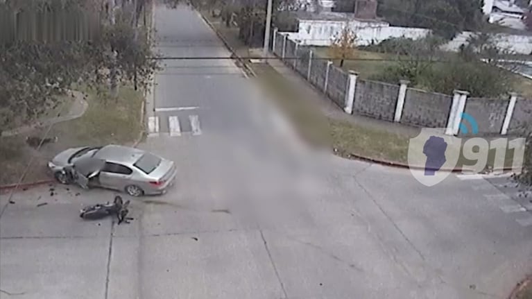 Impactante video de un auto que chocó con una moto en Córdoba:  el conductor salió despedido y sufrió heridas