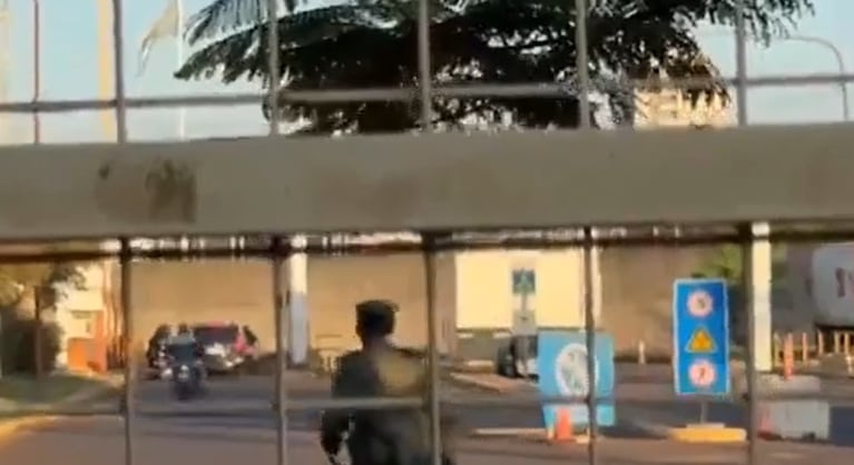 Impactante Video: le descubrieron marihuana en un paso fronterizo, atropelló a los gendarmes y se fugó 