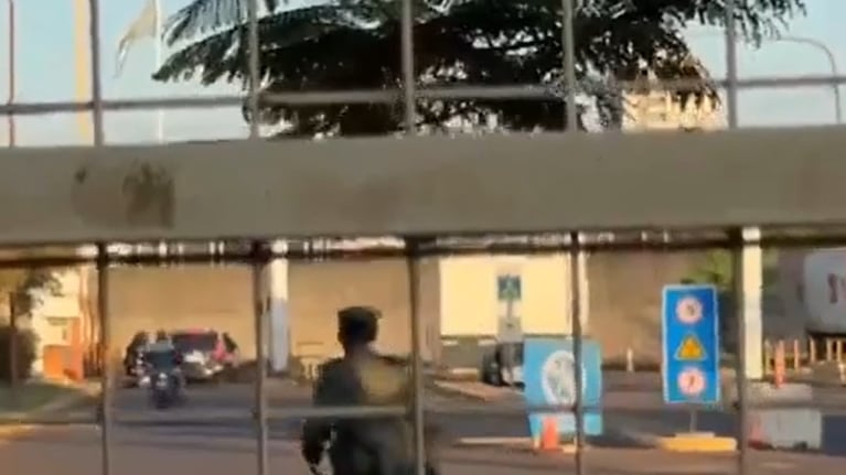 Impactante Video: le descubrieron marihuana en un paso fronterizo, atropelló a los gendarmes y se fugó