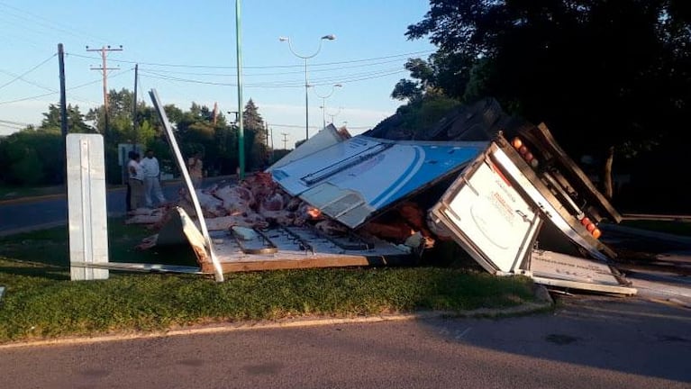 Impactante vuelco de un camión con más de 12.000 kilos de carne en las Altas Cumbres