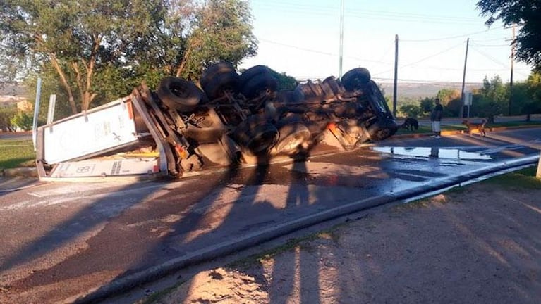 Impactante vuelco de un camión con más de 12.000 kilos de carne en las Altas Cumbres