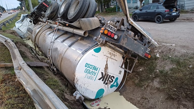 Impactante vuelco: un camión terminó dado vuelta en una zanja de la E-53 tras un triple choque