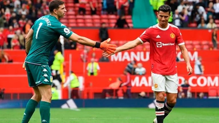 Imperdible: Dibu Martínez desafió a Cristiano Ronaldo y celebró el triunfo con baile ante la hinchada