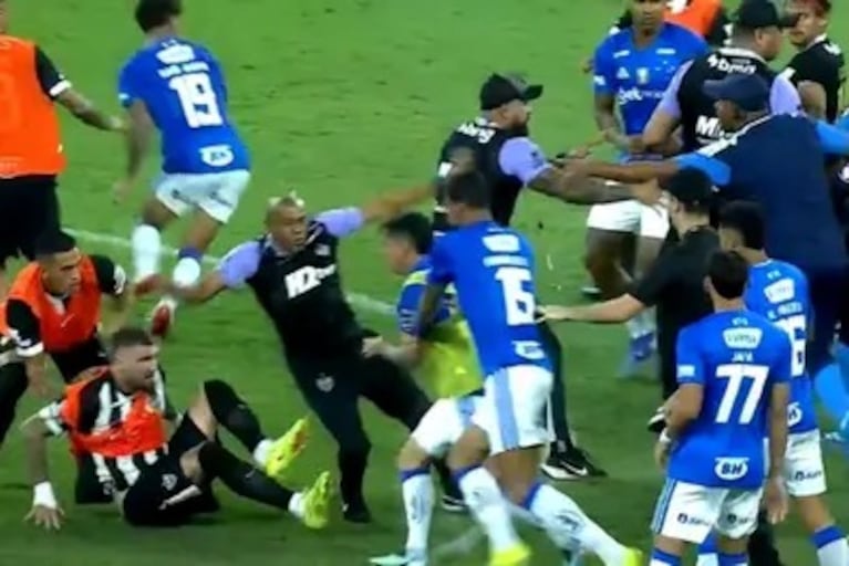 Impresionante batalla campal en el fútbol de Brasil: piñas, patadas voladoras y 23 expulsados