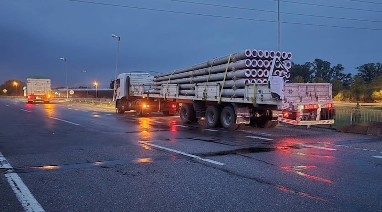 Impresionante choque de dos camiones en Córdoba: uno terminó colgado de un puente