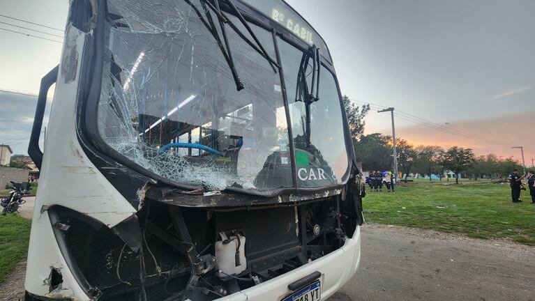 Impresionante choque entre un tren y un colectivo la Ciudad de Córdoba