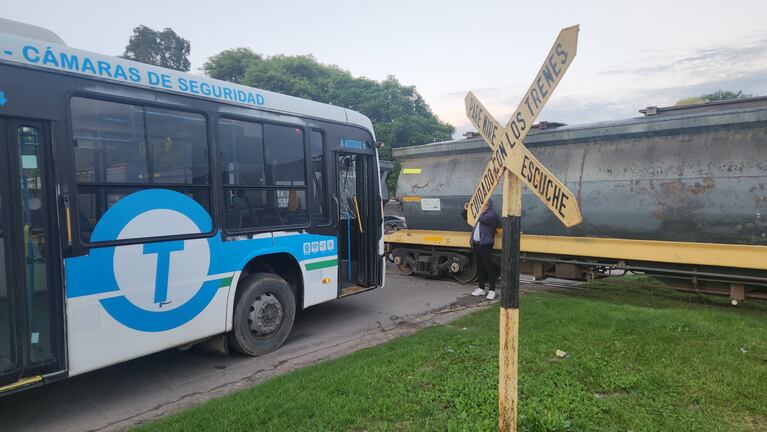 Impresionante choque entre un tren y un colectivo la Ciudad de Córdoba