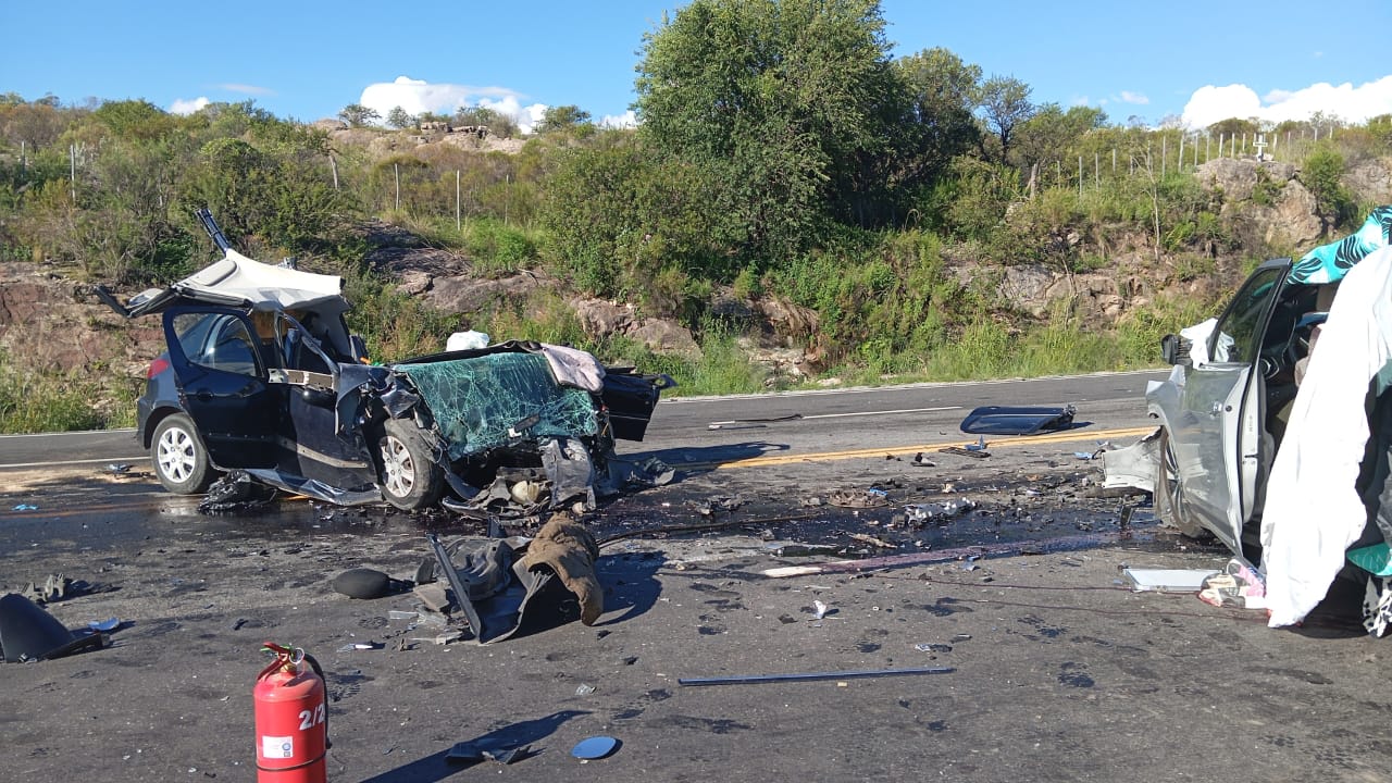 Impresionante choque frontal en las Altas Cumbres: 4 muertos y heridos