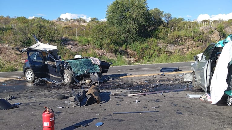 Impresionante choque frontal en las Altas Cumbres: 4 muertos y heridos