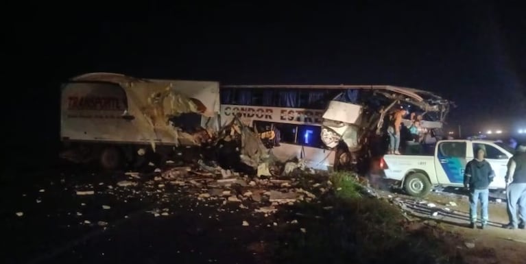Impresionante choque frontal entre un micro y un camión: hay 4 muertos y 16 heridos