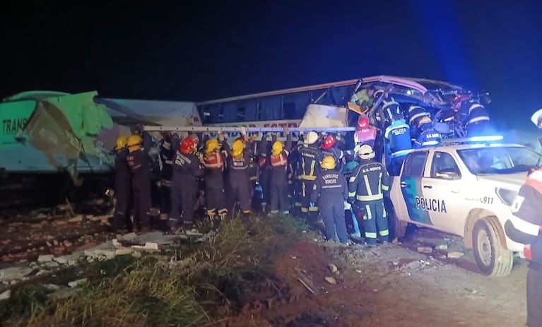 Impresionante choque frontal entre un micro y un camión: hay 4 muertos y 16 heridos