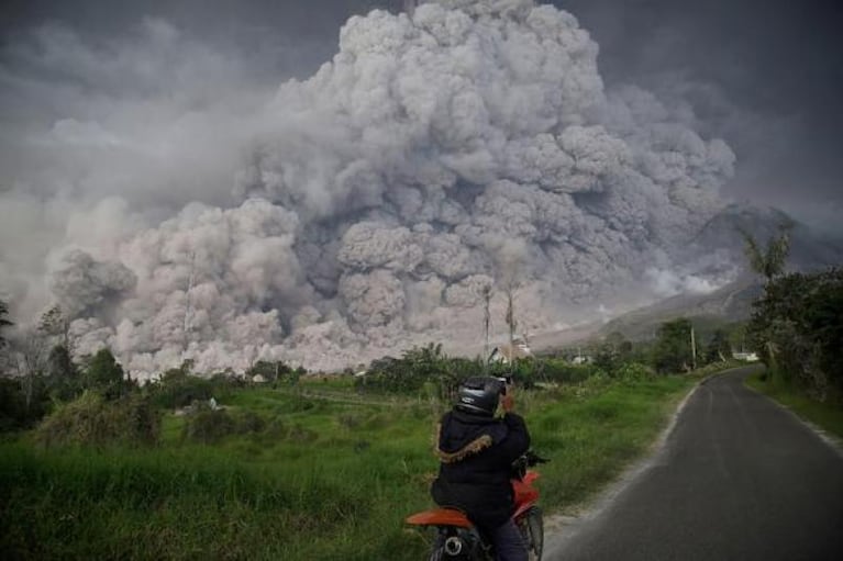 Impresionante erupción del volcán Sinabung