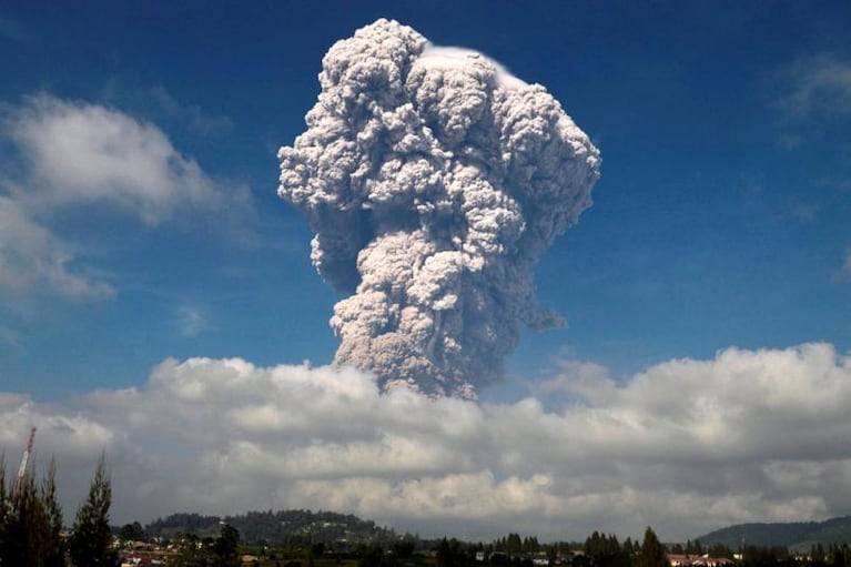 Impresionante erupción del volcán Sinabung