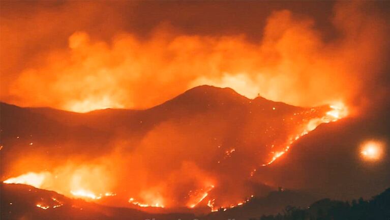 Impresionante imagen del incendio en Los Cocos.