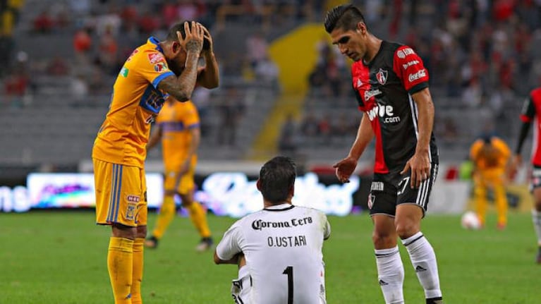 Impresionante lesión del arquero argentino Oscar Ustari en México