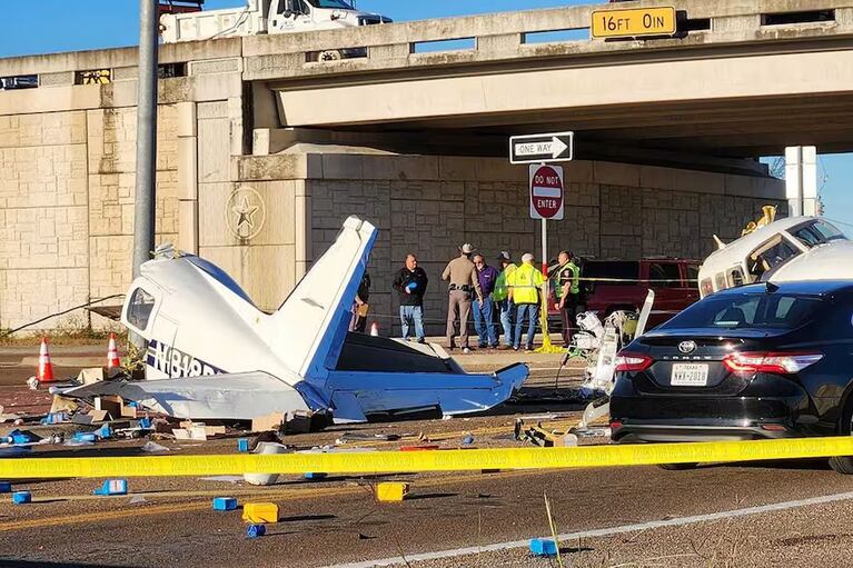 Impresionante video de una avioneta que se estrelló contra varios autos en una autopista