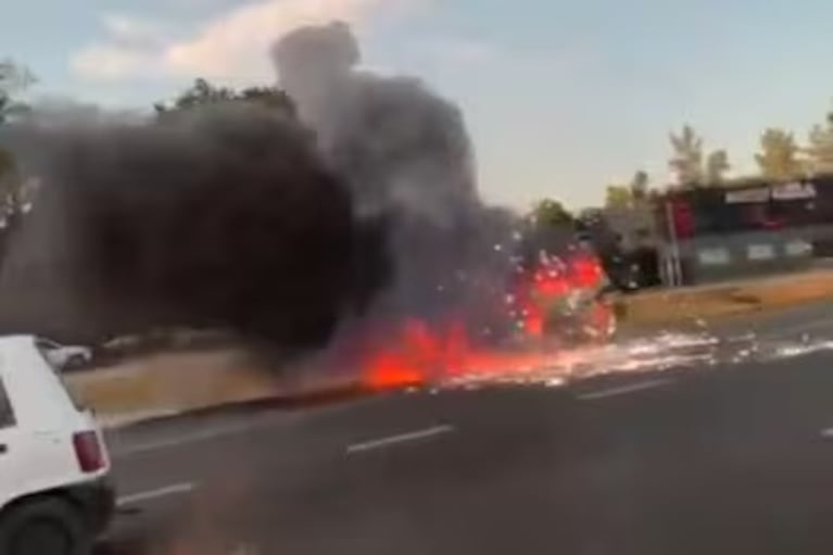 Impresionante video: explotó un auto en plena autopista Panamericana