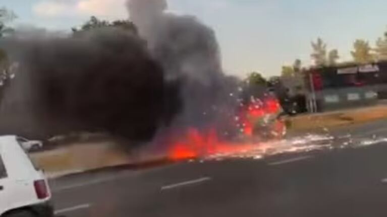 Impresionante video: explotó un auto en plena autopista Panamericana