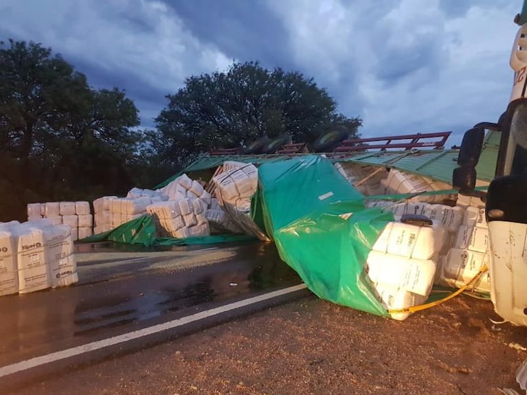 Impresionante vuelco de un camión en la ruta 60