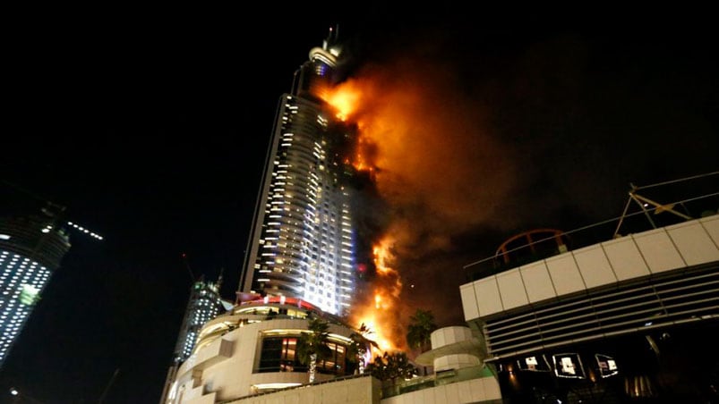 Impresionantes imágenes de las llamas trepando por el edificio.