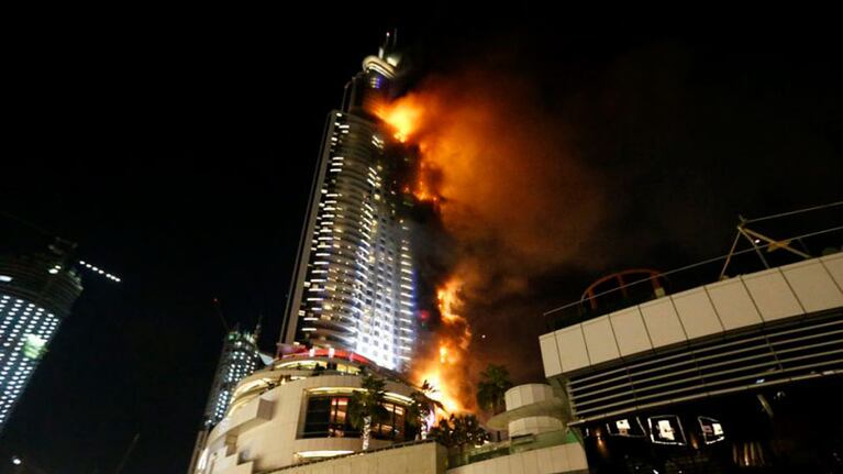 Impresionantes imágenes de las llamas trepando por el edificio.