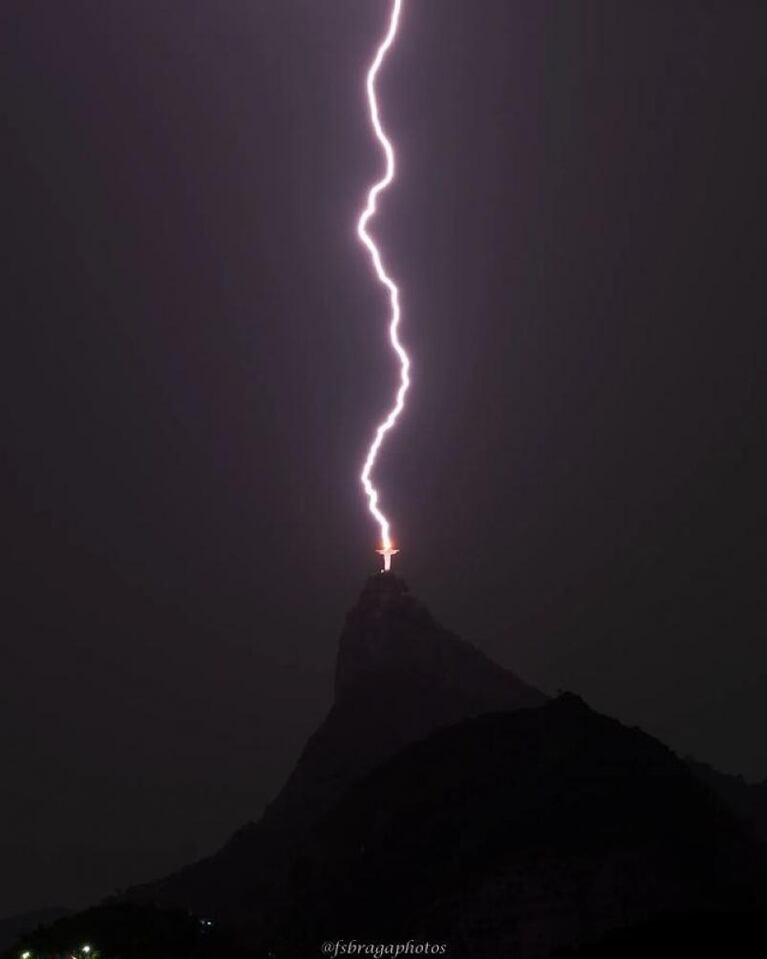 Impresionantes imágenes del momento en que un rayo impacta en la cabeza del Cristo en Brasil