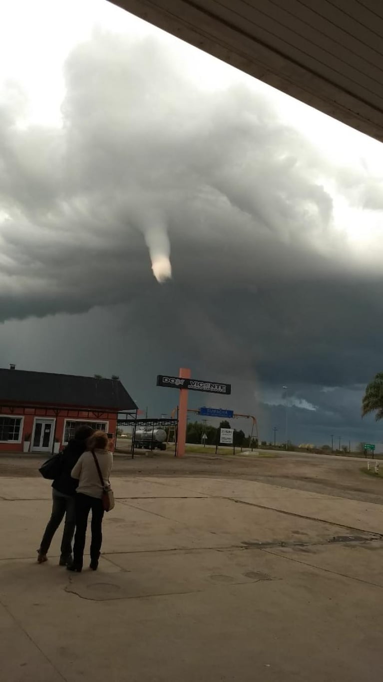 Impresionantes imágenes: un tornado sorprendió a Suipacha