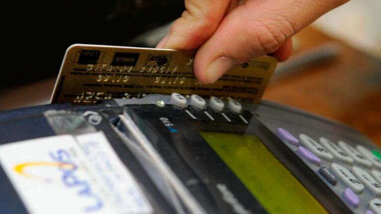 Impulsan comprar con tarjetas de débito.
