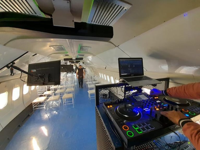 Inaugura el bar en el avión que se encajó bajo el puente: el recorrido por dentro