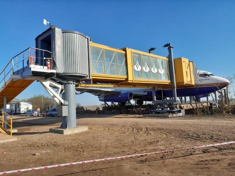 Inaugura el bar en el avión que se encajó bajo el puente: el recorrido por dentro