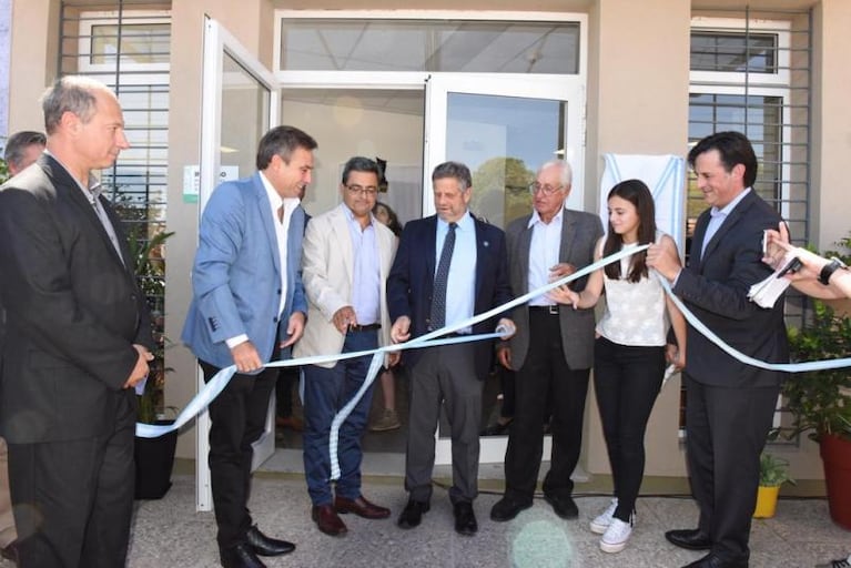 Inauguran un laboratorio público de medicamentos único en el país