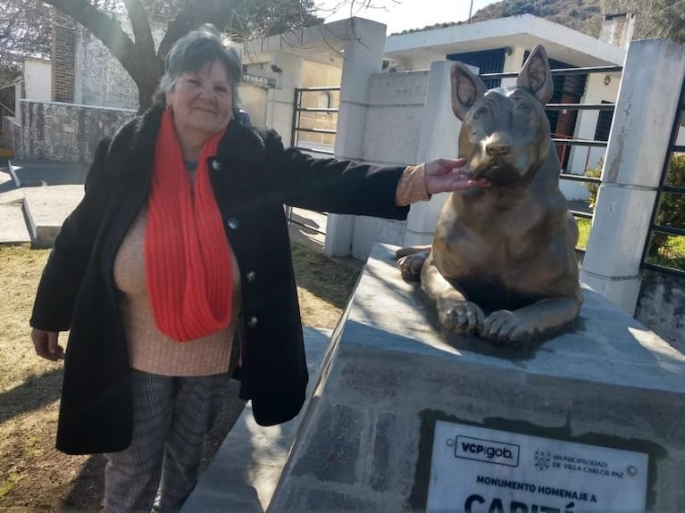 Inauguraron el monumento de Capitán, el perro que vivía junto a la tumba de su amo en Carlos Paz