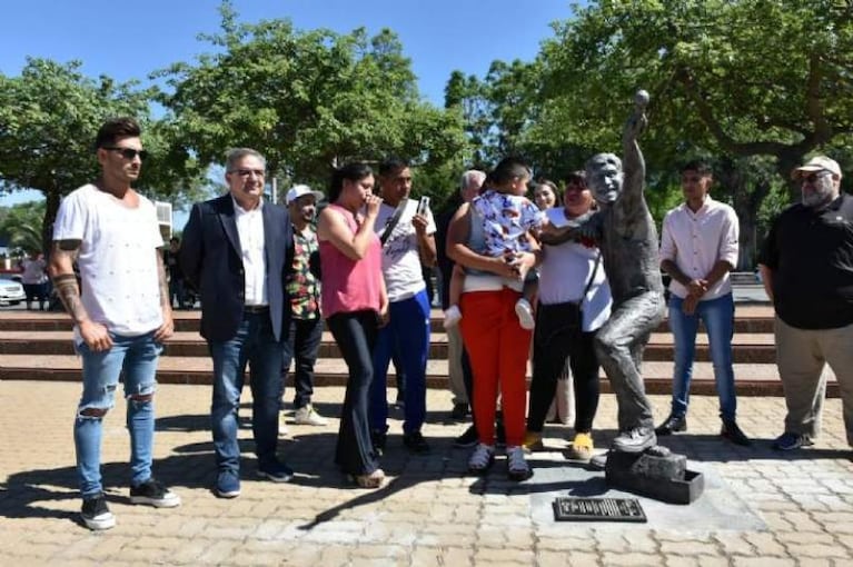 Inauguraron una estatua de Walter Olmos en Catamarca