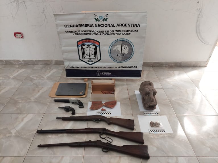 Incautaron armas y piezas arqueológicas a una red que cayó en Córdoba.