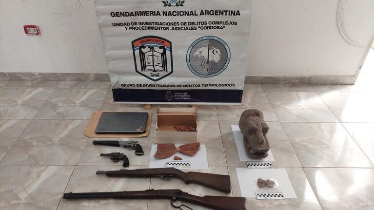 Incautaron armas y piezas arqueológicas a una red que cayó en Córdoba.