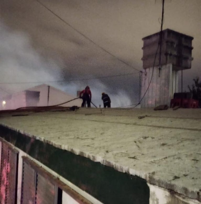 Incendio en Córdoba: rescataron a un adolescente y a su perro