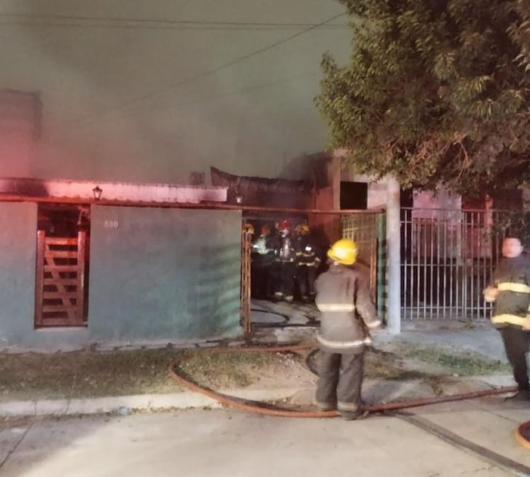 Incendio en Córdoba: rescataron a un adolescente y a su perro