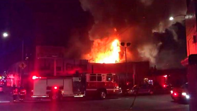 Incendio en la ciudad de Oakland, California, durante una fiesta. Foto: EFE