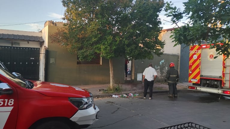 Incendio en un barrio de Córdoba: Bomberos rescatan a un menor de 3 años.